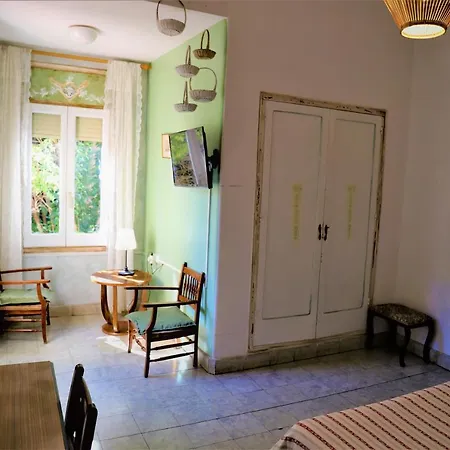 Hostal Montsoliu Hotel