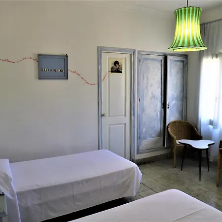 Hostal Montsoliu Hotel 3*