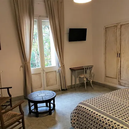 Hostal Montsoliu Hotel 3*