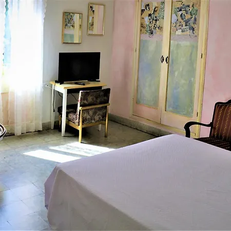 Hostal Montsoliu 3*